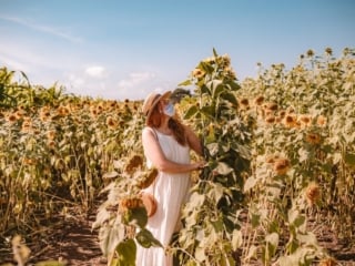 Kara holding a bundle of sunflowers at Andreotti sunflower farm in Half Moon Bay, California