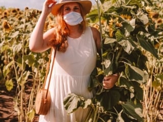 Kara holding a bundle of sunflowers at Andreotti sunflower farm in Half Moon Bay, California