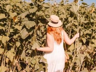 Kara holding a bundle of sunflowers at Andreotti sunflower farm in Half Moon Bay, California