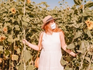 Kara holding a bundle of sunflowers at Andreotti sunflower farm in Half Moon Bay, California
