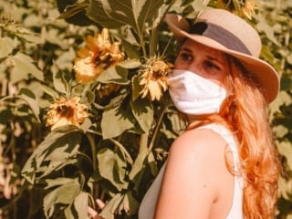 Kara holding a bundle of sunflowers at Andreotti sunflower farm in Half Moon Bay, California