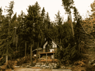 Lake Wanetchee lakefront cabin in Leavenworth Washington surrounded by pine trees