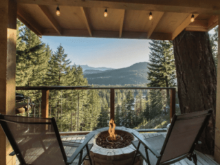 Treehouse Airbnb with a fireplace and hot tub in Leavenworth, Washington